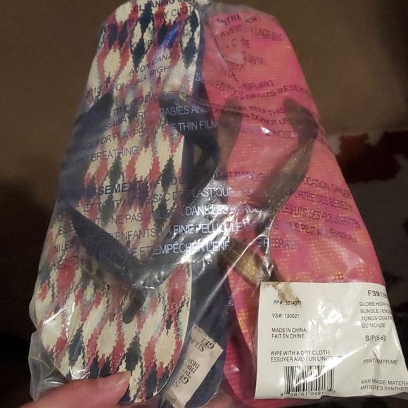 New Pack of 2 pair of flip flops - Picture 3 of 4
